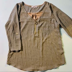 🌝🌜Tan and black Blouse with knit back.